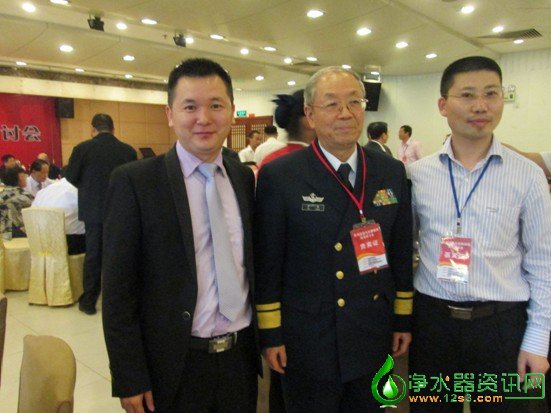 海军信息化专家委员会主任、中国人民解放军海军少将尹卓与力源泉董事长尧文彪先生亲切